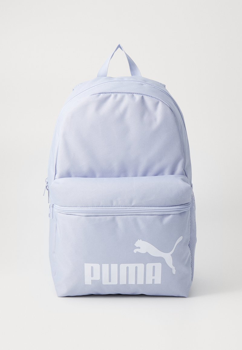 Lichtpaarse rugzak van nylon, met een voorzak met rits en een groot PUMA-logo in het wit. Inclusief een bovenhandgreep en een zijvak van mesh.
