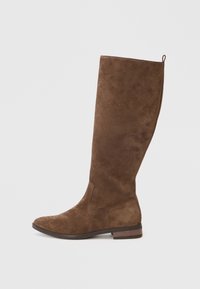 Bota de ante marrón hasta la rodilla con puntera redonda y tacón plano; cuenta con una lengüeta en la parte superior y una textura suave.
