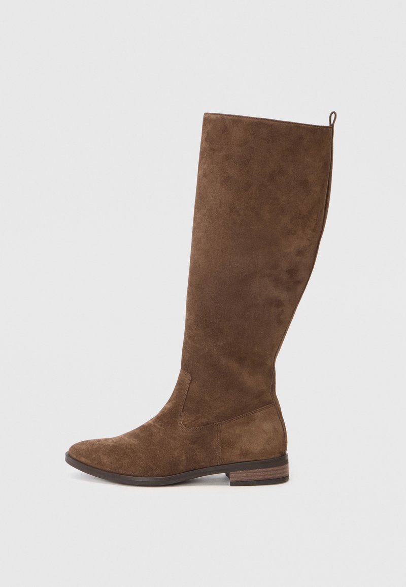 Bota de ante marrón hasta la rodilla con puntera redonda y tacón plano; cuenta con una lengüeta en la parte superior y una textura suave.
