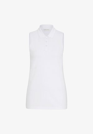Biała bezrękawnikowa bluzka polo z kołnierzykiem, sparowana z granatowymi szortami i białymi trampkami. Gładka tekstura, minimalistyczny design, bez wzorów.