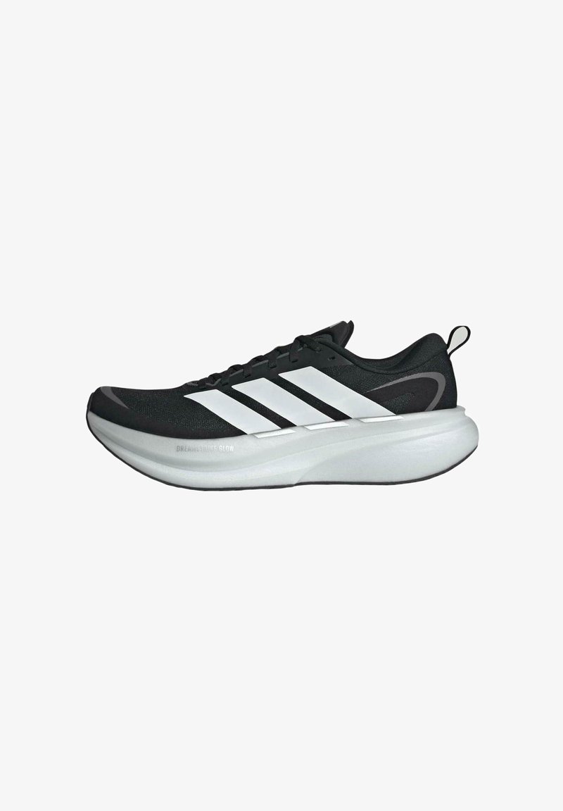 Chaussure de sport noir et blanc avec une semelle blanche épaisse et trois bandes blanches sur le côté, dotée d'une languette de talon et d'un design épuré.
