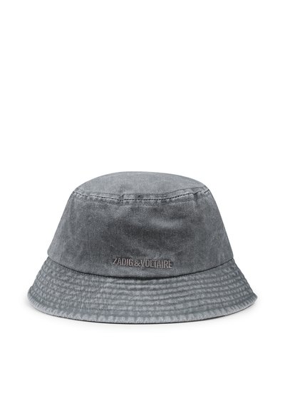 Chapeau seau en coton gris avec un bord cousu et un logo brodé sur le côté. Texture douce avec un aspect légèrement usé.