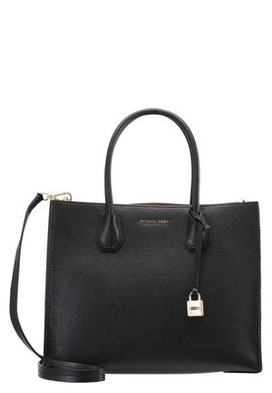 Zwarte handtas van Michael Kors met een leerachtige textuur, twee handvaten, een afneembare schouderriem en een kleine gouden slotdetail aan de voorkant.