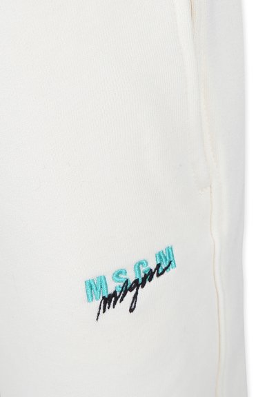 Pantalon de survêtement en coton blanc avec poches latérales et logo brodé en turquoise et noir. Texture douce avec une coupe décontractée.