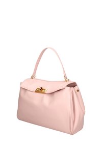 Borsa a mano in pelle rosa con una forma strutturata, manico singolo, hardware dorato e chiusura a patta con un'accento rettangolare.