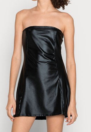 Svart stram utan axelbands mini klänning gjord av glänsande, slätt tyg; figurnära silhuett med en lätt A-linjeform och subtil sömnadsdetaljering.