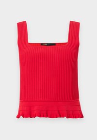 Top rojo sin mangas de punto acanalado con escote cuadrado y detalle de volante en el dobladillo sobre un fondo neutro.