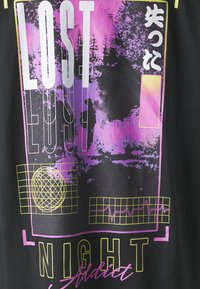 Night Addict T-shirts med print - black