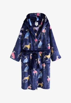 Tengerészkék kapucnis fürdőköntös övvel és zsebekkel, színes agarak mintázott pulóverben a textilen.