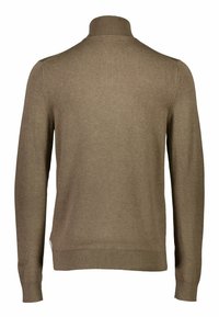 Brun strikket genser med høy krage, lange ermer og ribbestrikkede mansjetter og kant. Glatt tekstur med ensfarget design.
