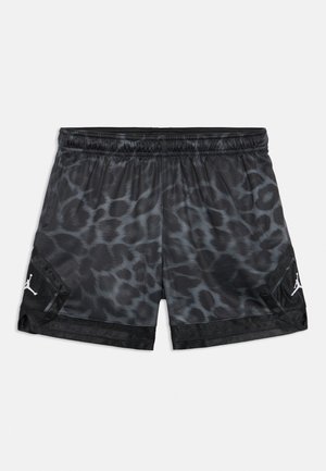Črno-sive atletske kratke hlače z leopardjim potiskom, elastičnim pasom in logotipom Jordan na spodnjih straneh.