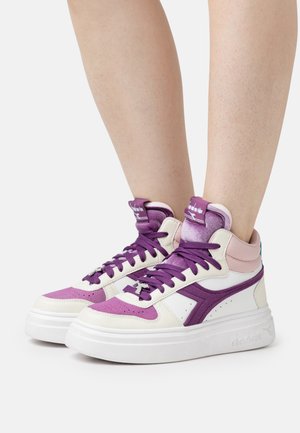 Sneaker alte con una combinazione di colori bianco, viola e rosa. Le caratteristiche includono materiali in suede e pelle, punta rotonda e suola testurizzata.