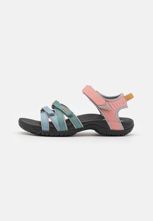 Remmar sandaler med en blandad färgdesign, som har tygremmar i teal, rosa och grå, samt en svart gummisula med taktil mönstring.