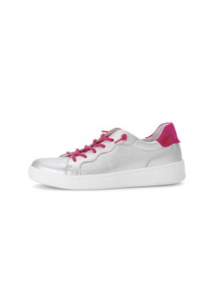 Zilveren synthetische sneakers met roze veters en accenten, met een gladde textuur, een ronde neus en een witte rubberen zool.