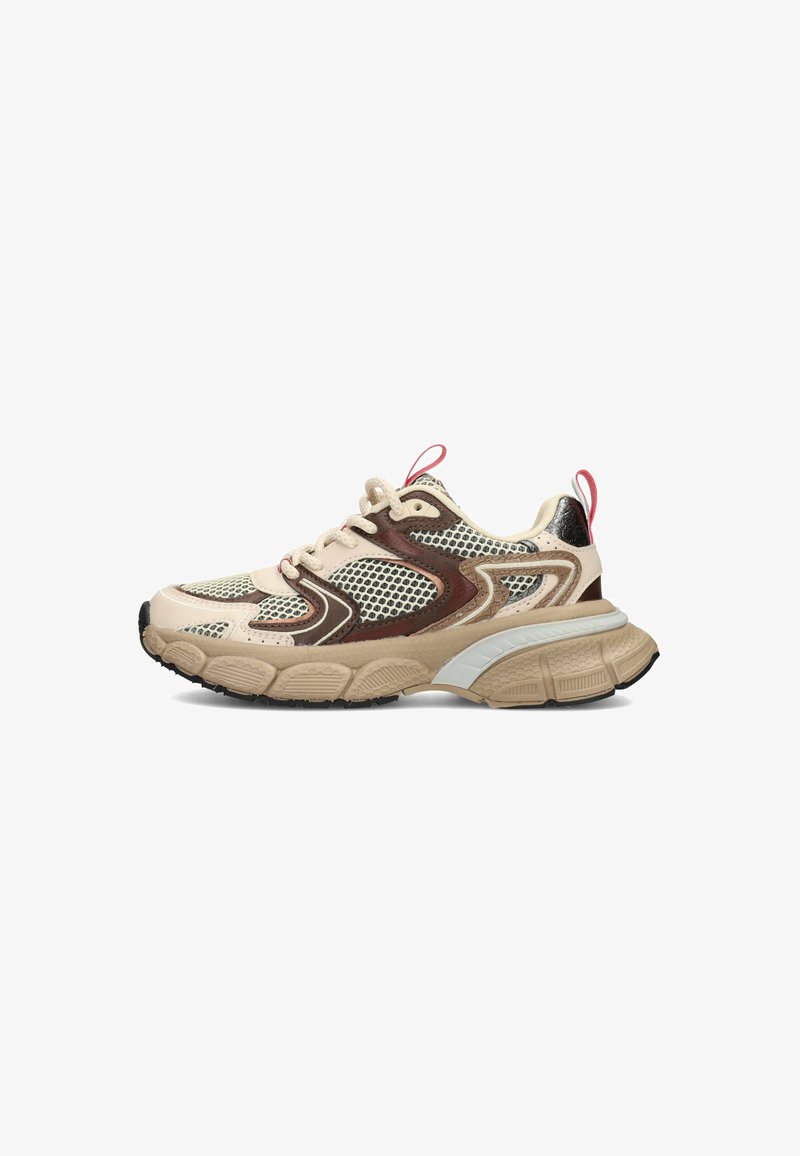 Sneaker sportivo beige e marrone con pannelli in rete, suola spessa e testurizzata, allacciatura frontale e linguetta e tallone con passanti rossi.