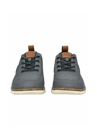 Grau gemusterte Schuhe mit braunen Lederakzenten, flachen Schnürsenkeln und einem strukturierten Oberdesign, ausgestattet mit einer leichten Sohle und einem verstärkten Fersenbereich.