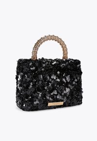 Borsa nera decorata con paillettes, dalla forma strutturata, con un manico decorato in tonalità oro e una placca con il marchio sulla parte anteriore.