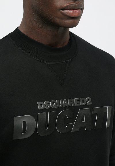 Zwarte sweatshirt met ronde hals, gestructureerde stof en gedurfde rubberen logo's in contrasterend grijs: "DSQUARED2" en "DUCATI."