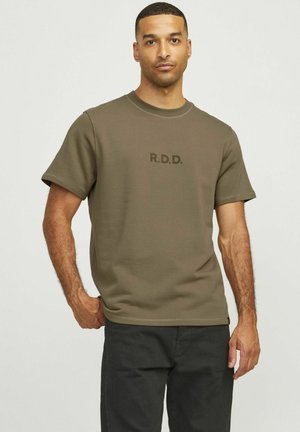 Olivgrünes Baumwoll-T-Shirt mit kurzen Ärmeln, Rundhalsausschnitt und eingeprägtem "R.D.D."-Logo auf der Brust. Schlichtes, lockeres Design.