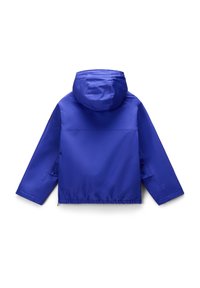 Modrá dešťová bunda vyrobená z lehkého, voděodolného materiálu. Má kapuci, elastický lem a dlouhé rukávy s jednoduchým designem.