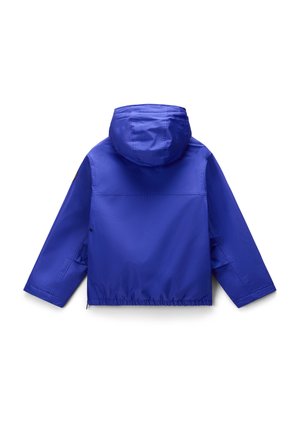 Giacca impermeabile blu realizzata in materiale leggero. Presenta un cappuccio, orlo elasticizzato e maniche lunghe con un design semplice.