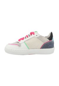 Multicolore sneaker met een witte leren basis, grijze meshpanelen, roze veters en blauwe accenten op de hiel. Platte rubberen zool.