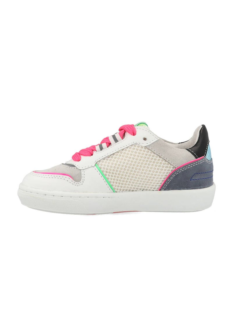 Multicolore sneaker met een witte leren basis, grijze meshpanelen, roze veters en blauwe accenten op de hiel. Platte rubberen zool.