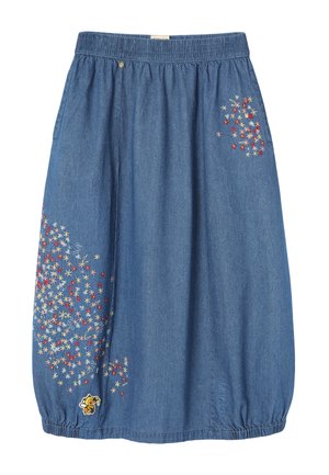 Fustă din denim albastru cu talie elastică, flori multicolore brodate în partea de jos stânga și în partea de sus dreapta, și un mic personaj de desene animate lângă tiv.