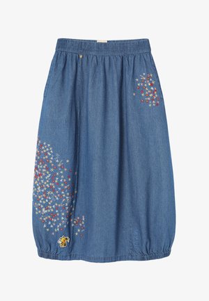 Kék farmer szoknya rugalmas derékrésszel, alsó bal és felső jobb oldalon hímzett, több színű virágokkal, valamint kis rajzfilmfigura a szegély közelében.