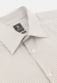 Bílá a hnědá pruhovaná košile s pevným límcem, se dvěma knoflíky vpředu a štítkem s nápisem "BOGGI" v běžném střihu.