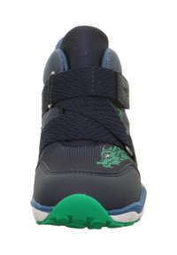 Dziecięce trampki z granatową siateczkową cholewką, zieloną gumową podeszwą, szerokim paskiem oraz zielonym nadrukiem dinozaura po boku.