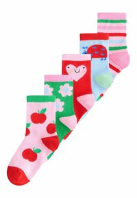 Set mit fünf bunten Baumwollsocken. Die Merkmale umfassen Muster von Äpfeln, Blumen, Herzen, Marienkäfern und Streifen in Pink, Rot, Grün und Blau.