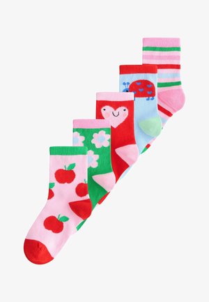 Set mit fünf bunten Baumwollsocken. Die Merkmale umfassen Muster von Äpfeln, Blumen, Herzen, Marienkäfern und Streifen in Pink, Rot, Grün und Blau.