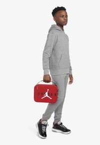 Jordan LUNCH TOTE UNISEX - Pietų dėžutė - gym red