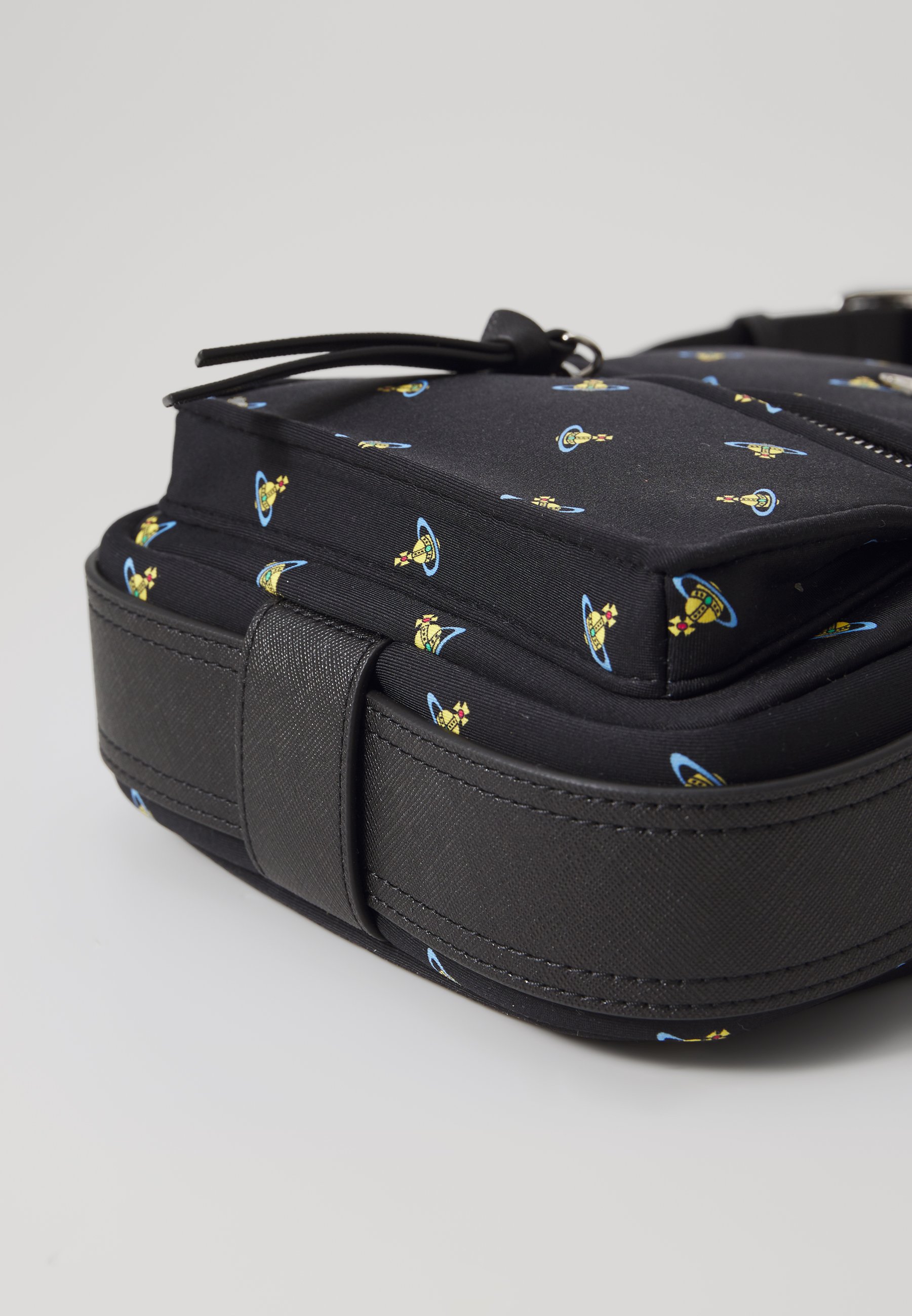 [Vivienne Westwood]★JACKSON CROSSBODY SATCHEL S★関税込 Vivienne Westwood Small Jackson Black Cross-Body Satchel Bag
