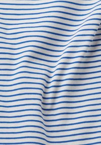 Biała tkanina z równomiernie rozmieszczonymi cienkimi poziomymi niebieskimi paskami oraz delikatnymi zmarszczkami na powierzchni.