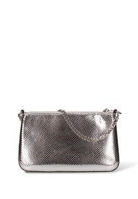 Zilveren metallic clutch met een getextureerd gaaspatroon, voorzien van een kettingriem en gladde randen. Ritssluiting aan de bovenkant.