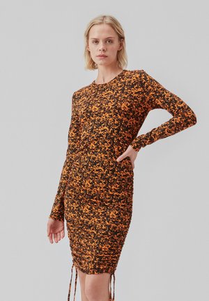 Modström CURTIS PRINT DRESS - Φόρεμα από ζέρσεϊ - vibrant orange splash