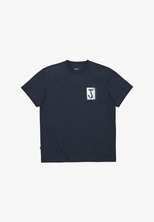Navyblauw T-shirt met korte mouwen en ronde hals, met een klein rechthoekig label op de linkerborst met een gestileerde "J" en de tekst "DUTCH OF BLUE".