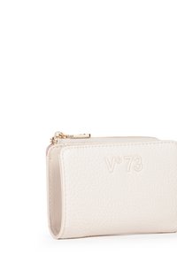 Portafoglio in pelle crema con logo in rilievo, dotato di chiusura a zip, forma rettangolare e superficie texturizzata. Dettagli in metallo dorato.