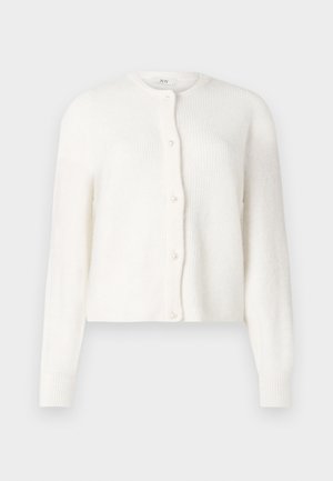 Cardigan branco canelado com gola redonda, mangas longas e seis botões de pérola na parte da frente. Textura suave e corte curto.