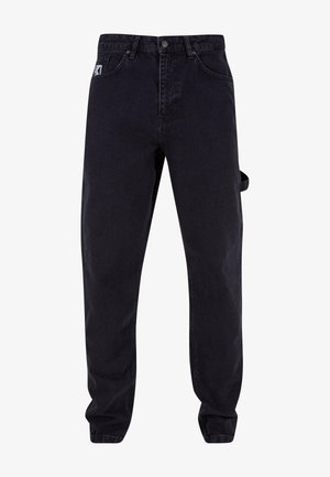 Czarne spodnie robocze o luźnym kroju, z zapięciem na guzik i zamek błyskawiczny, szlufkami na pasek, przednimi kieszeniami oraz boczną pętlą na narzędzia lub akcesoria.