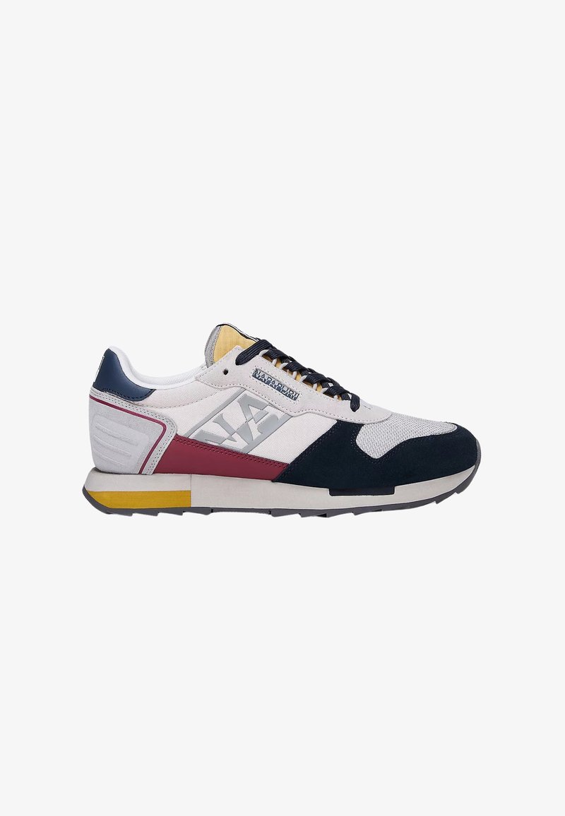 Sneaker con un mix di tessuto bianco, suede blu navy, accenti bordeaux, tallone giallo e logo grigio, con design a profilo basso e suola testurizzata.