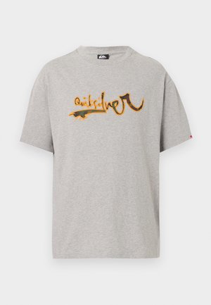 Graues T-Shirt mit kurzen Ärmeln und orangefarbenem sowie camouflage-stilisiertem Logotext, zentriert auf der Brust.