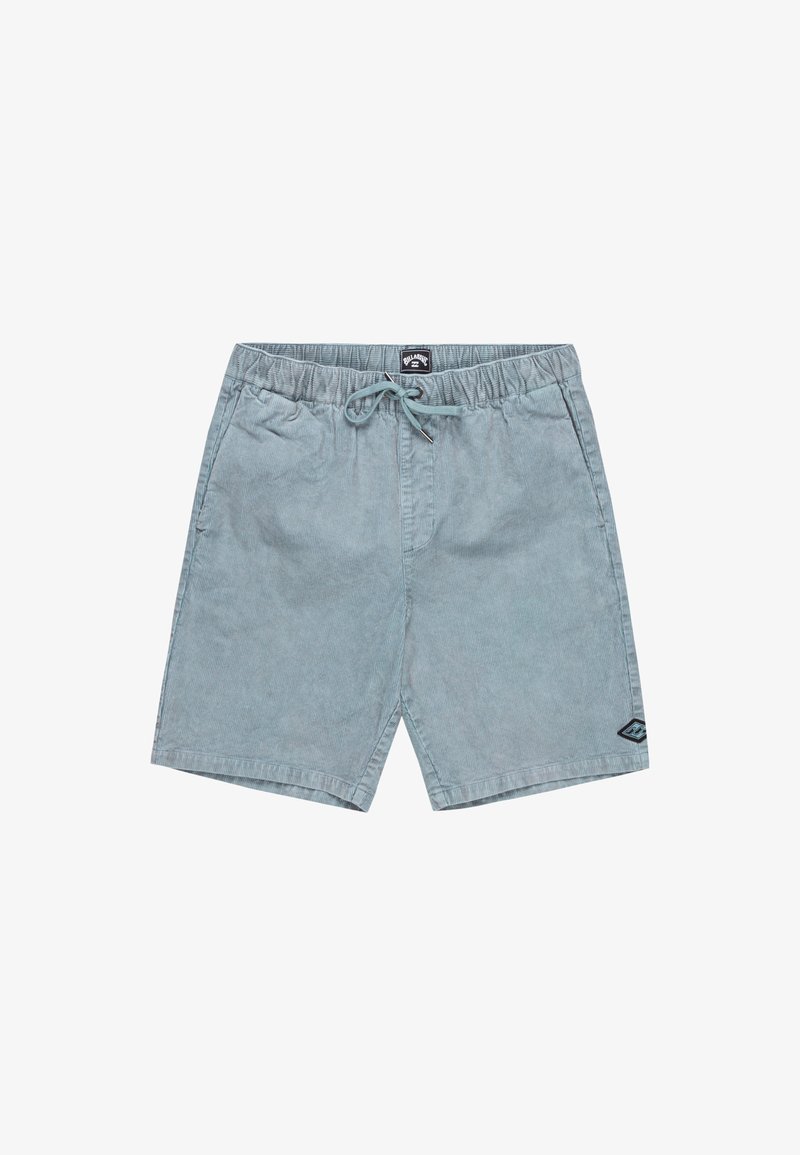 Šviesiai mėlyni medvilniniai šortai su elastingu juosmeniu ir raišteliu. Apima šonines kišenes ir mažą juodą logotipą kairiajame apatinio krašto kampe.