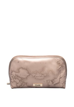 Borsa da viaggio in ecopelle rosa con stampa mappa del mondo, chiusura con cerniera e piastra logo metallica sul davanti. Bordi arrotondati, texture liscia.