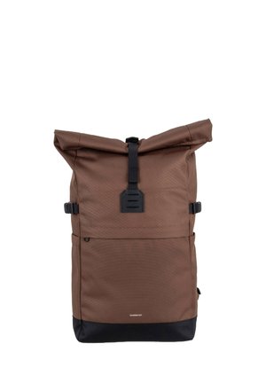 Brauner Rolltop-Rucksack mit schwarzem Schnallenverschluss und schwarzem Boden, aufrecht stehend vor weißem Hintergrund.