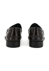 Scarpe eleganti in pelle marrone con tacco basso, caratterizzate da una superficie liscia, dettagli cuciti e un design sobrio.