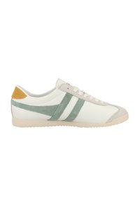 Sneakers con parte superiore in pelle bianca, dettagli in suede grigio chiaro, strisce in suede verde menta e suola in gomma beige texturizzata.