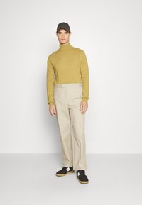 pure cashmere MEN TURTLE NECK SWEATER - Camisola - golden leaf